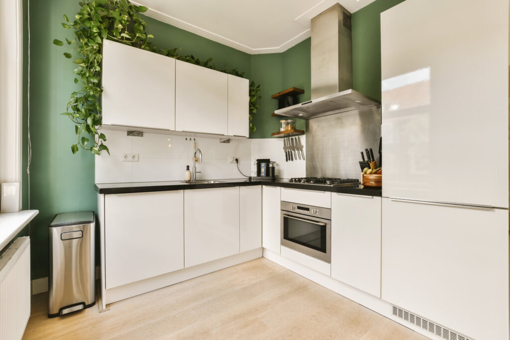 Wit keuken aangelegd door Klussenbedrijf Purmerend